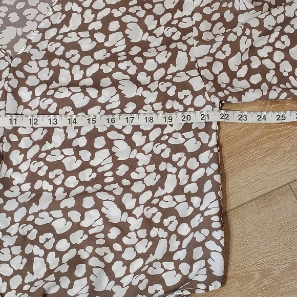 Tan Leopard / Cheetah V-neck Women's Medium Blouse With Tie Business Casual - Picture 8 of 9